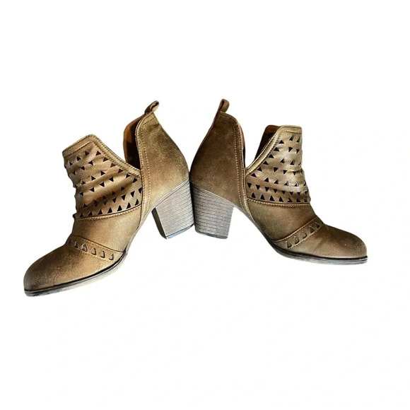 Mata Vegan Leather Laser Cut Bootie Size 7 - Picture 2 of 6